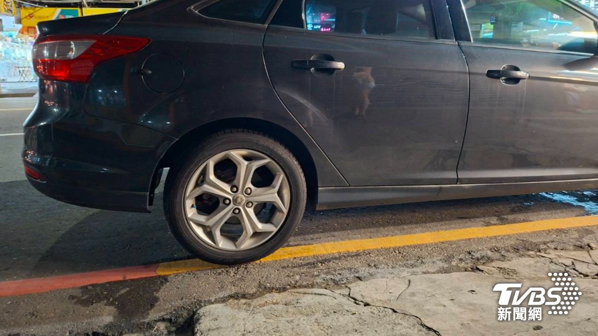 車輪全在黃線內，駕駛凌晨臨停買水果挨罰單，控警刁難。（圖／TVBS）