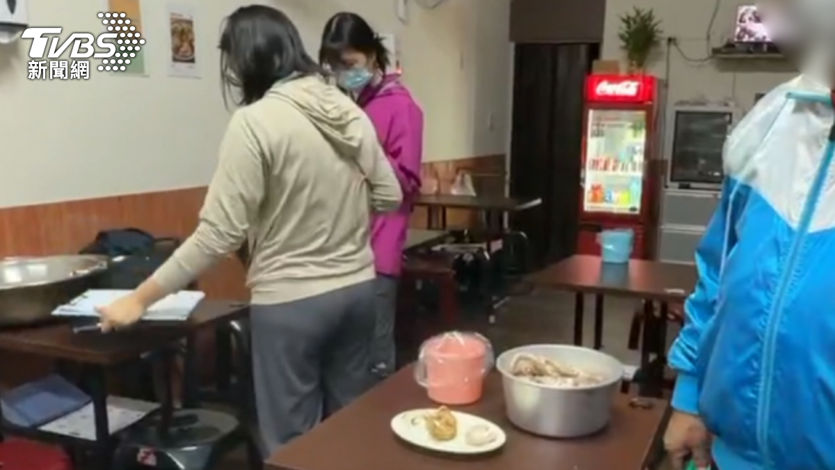 接獲通報後，高雄市衛生局人員迅速前往該店進行稽查。（圖／TVBS）