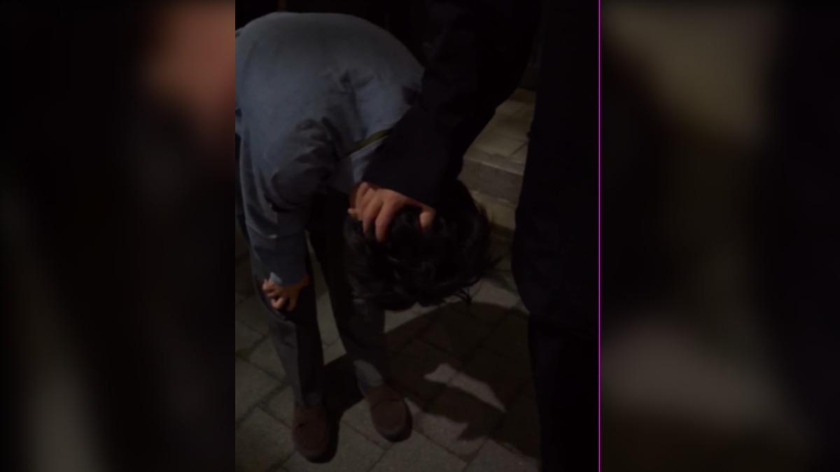 被控騷擾的日本男遭到朋友壓頭道歉。(圖/翻攝Dcard)