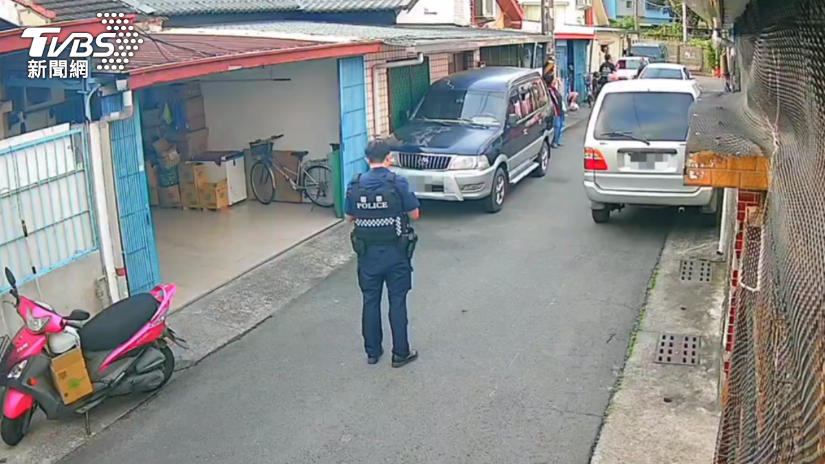 鄰居間兩部車搶停自家門口互擋出入,警方同一天開兩單仍未改善。(圖/TVBS)