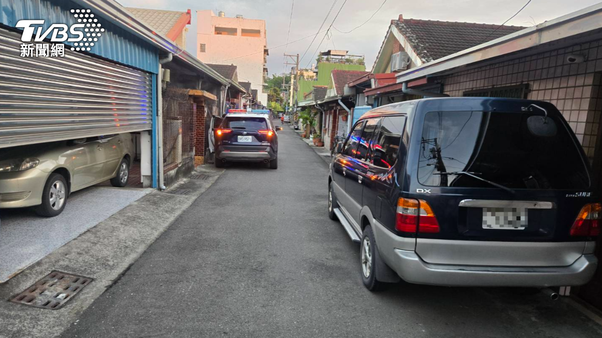 住戶控鄰居停自家門口擋到出入,想畫紅線得徵求8成住戶同意,成為難題。(圖/TVBS)