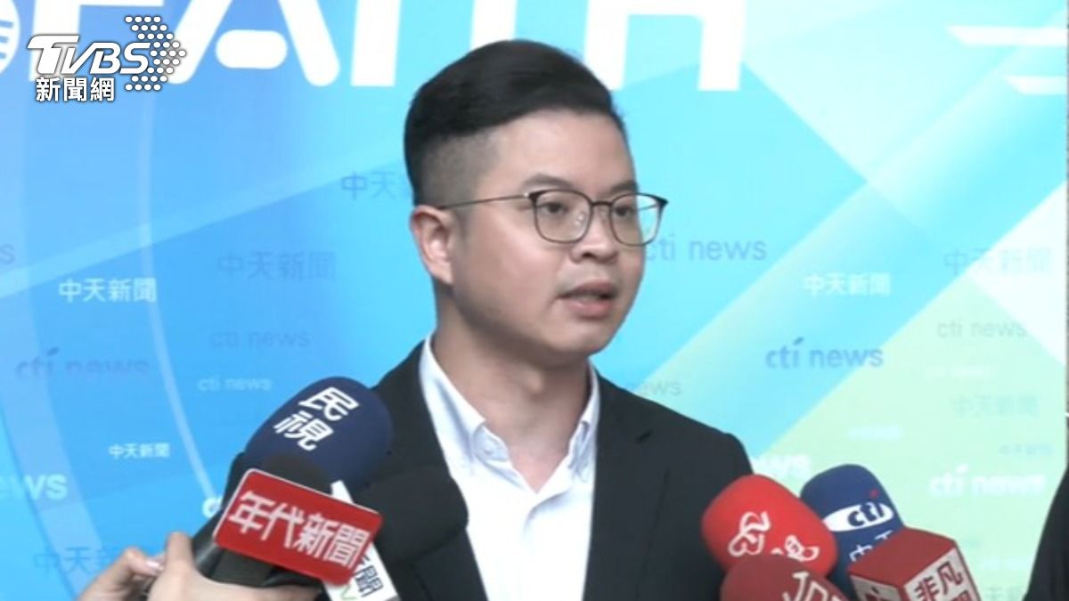 同黨的桃園市議員凌濤,開酸黃敬平是本色演出。(圖/TVBS)