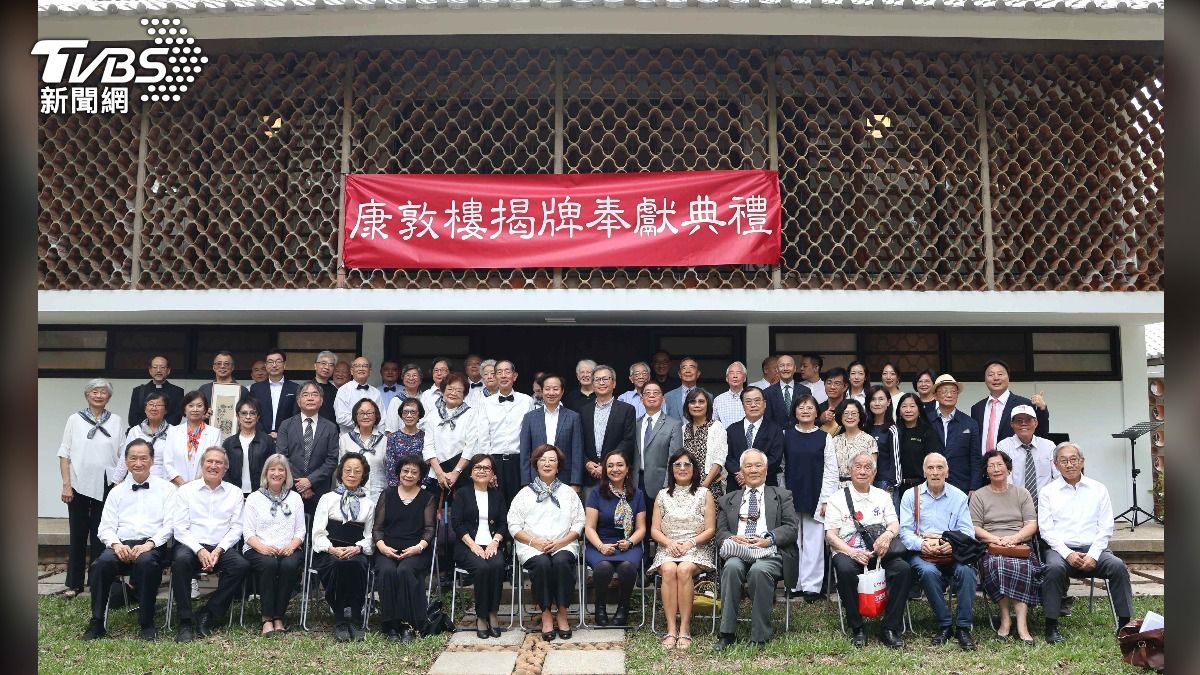 70週年校慶系列活動豐富多元,包括康敦樓整修落成典禮、第26屆傑出校友頒獎等,現場吸引數千名校友遠從美國、香港、澳門等地返臺共襄盛舉。(圖/東海大學 提供)