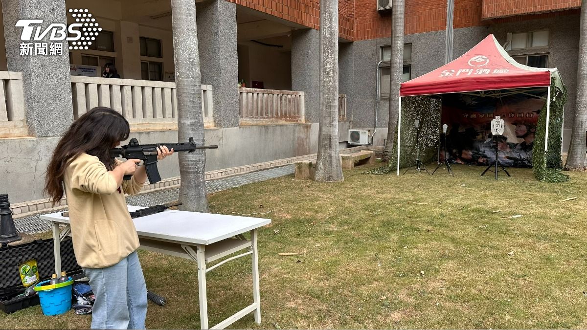 園遊會現場有BB彈射擊體驗。（圖／程子奕攝）