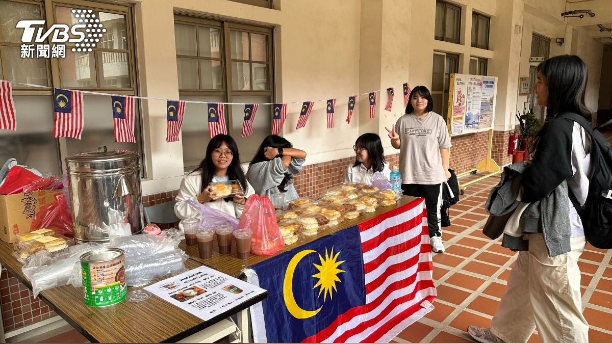 擺出馬來西亞美食攤位分享家鄉味。（圖／程子奕攝）