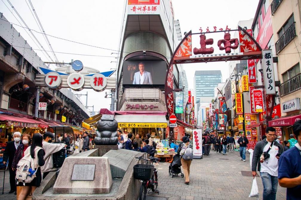 上野阿美橫町商店林立,從藥妝、服飾到零食應有盡有,吸引許多觀光客造訪。(圖/shutterstock達志影像)
