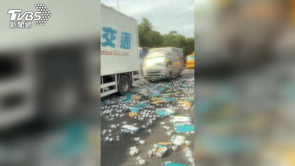  國道三號聯結車追撞　營養品灑滿路。(圖／TVBS)  