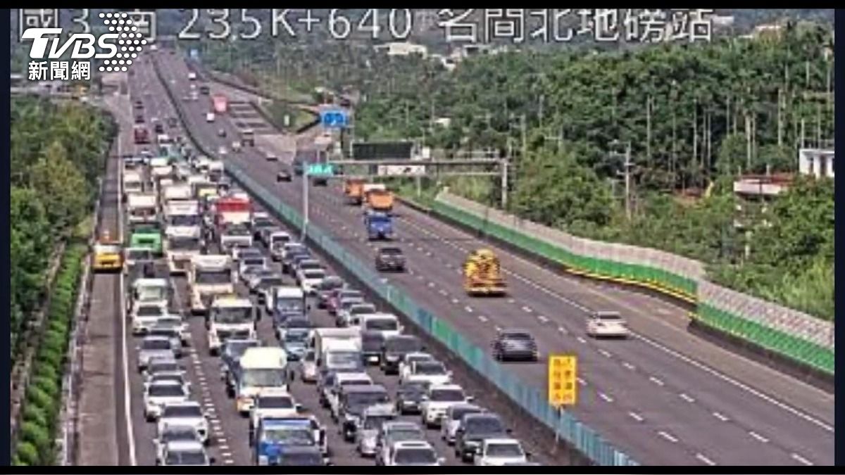  國道三號驚魂！聯結車猛撞路肩車　營養品灑滿車道。(圖／TVBS) 