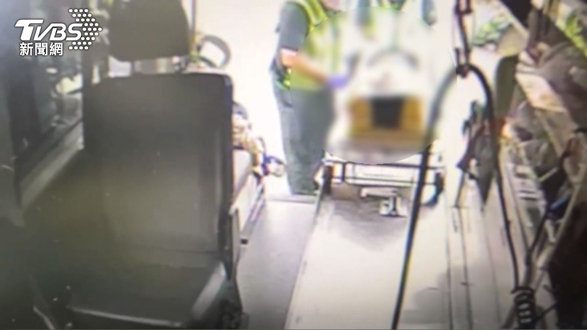 醫院公務車撞電桿 訓練醫生頸椎骨折重傷。(圖/TVBS)