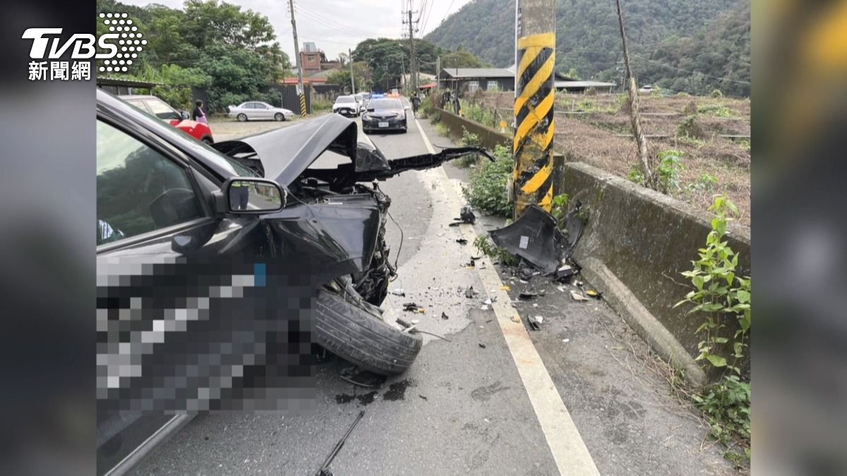 醫院公務車撞電桿 訓練醫生頸椎骨折重傷。(圖/TVBS)