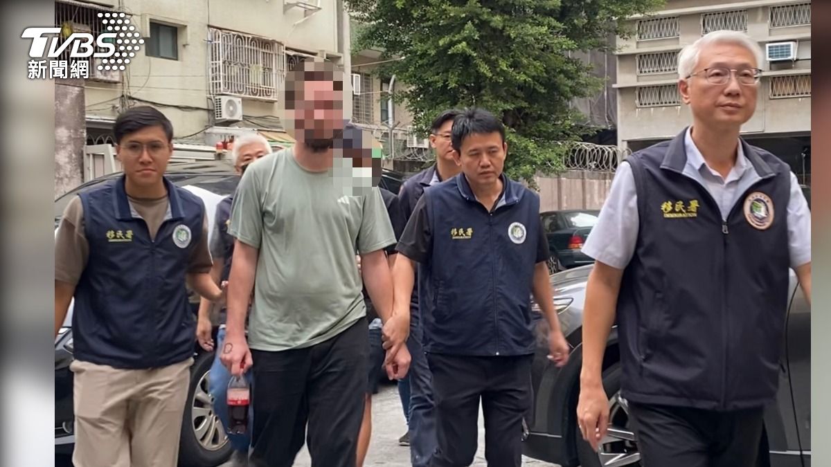2外國人街頭行乞詐騙,從台中騙到高雄被移民署帶回。(圖/TVBS)