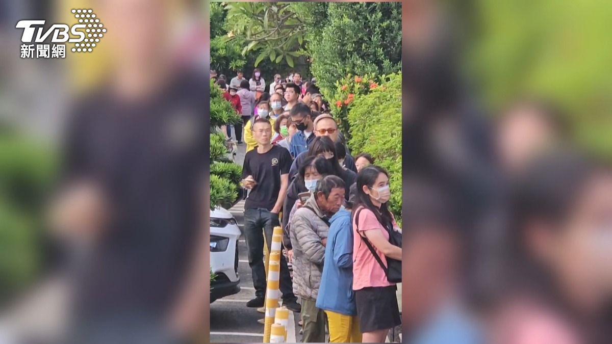 排隊搶購！溪湖限定「葡萄米乖乖」掀熱潮　每日千包秒殺網加價賣。(圖／TVBS) 