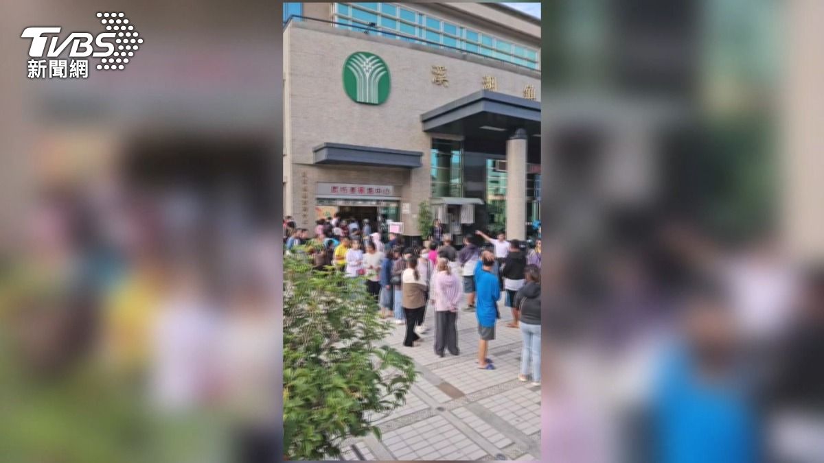 葡萄口味米乖乖爆紅　溪湖農會門口擠爆人潮。(圖／TVBS) 