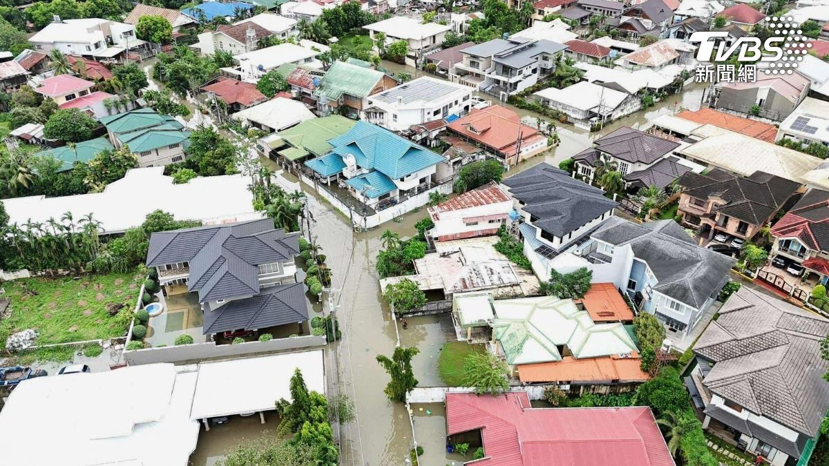 宿霧市北郊住宅區被洪水淹沒,只剩屋頂與較高樓層露出水面。(圖/達志影像美聯社)