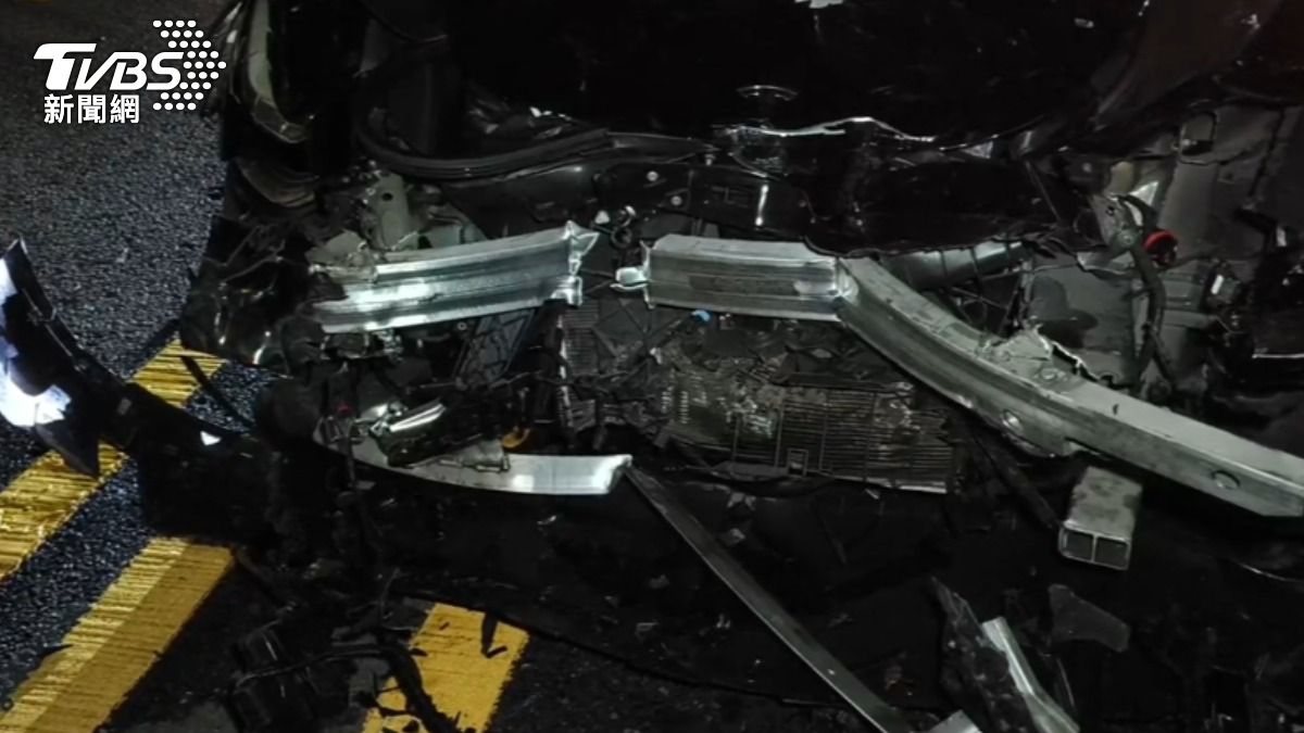車體嚴重毀損。(圖/TVBS)