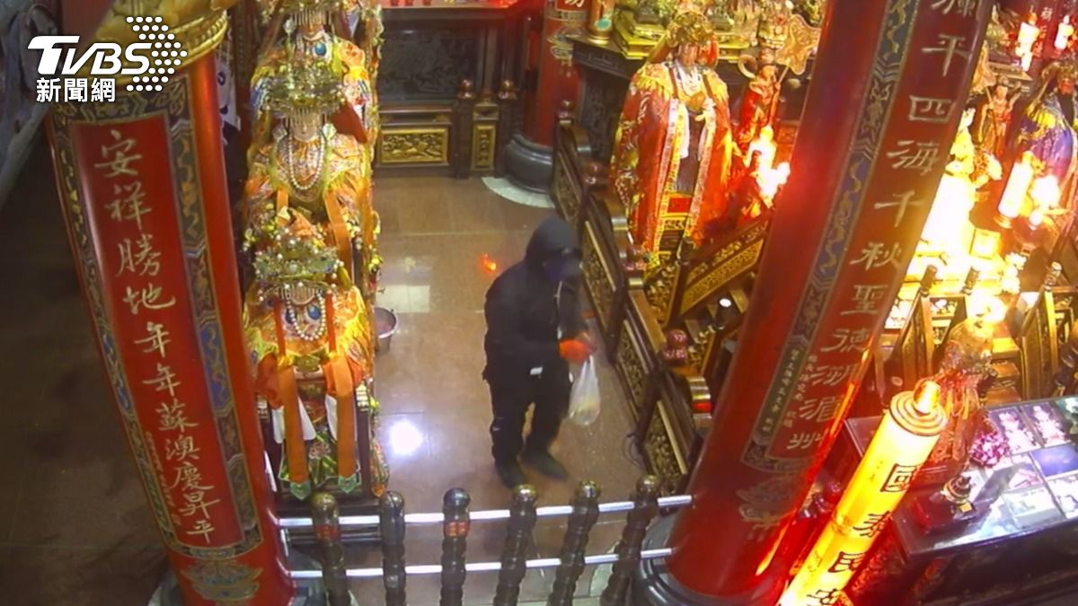 南方澳進安宮珊瑚媽祖遭竊，2千萬金飾被搜刮一空。（圖／TVBS）