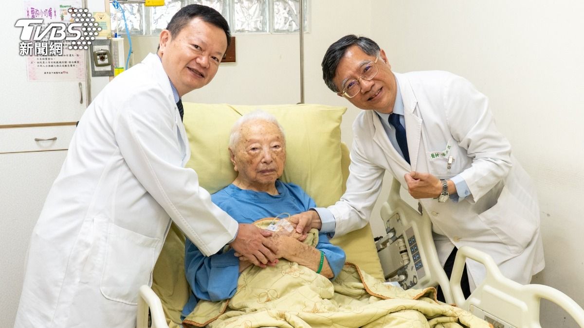 國軍臺中總醫院院長施宇隆(左1)及血液腫瘤科陳立民醫師與尤爺爺合影(圖／國軍臺中總醫院)