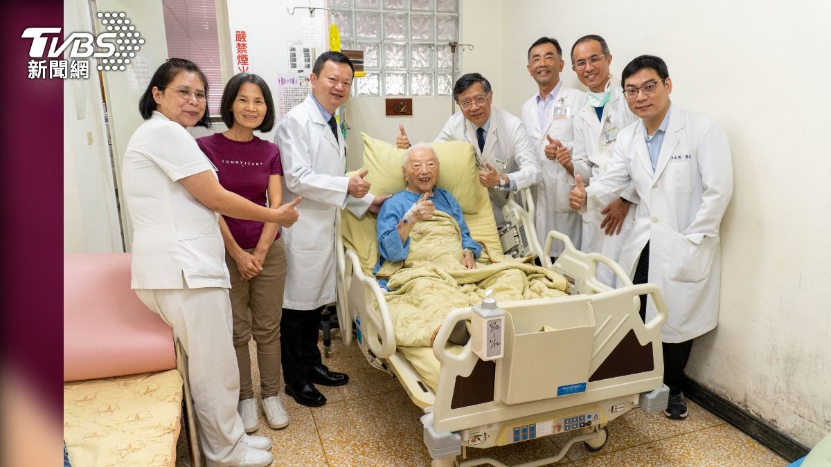 台中110歲人瑞爺爺「反覆腹痛發燒」急性膽囊炎微創開刀 5天後出院