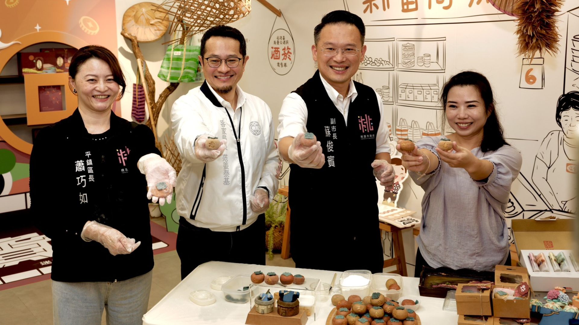 ▲蘇俊賓副市長(右2)、客家局長范姜泰基(左2)及平鎮區公所區長蕭巧如(左1)共同體驗文創工。（圖片來源：桃園市政府）