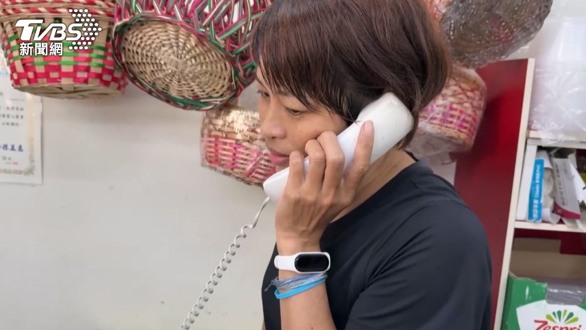 嘉義西區一間水果行,頻繁接到民眾的報案電話,原來是店家號碼跟派出所只差一碼,導致時常有民眾打錯電話(圖/TVBS)