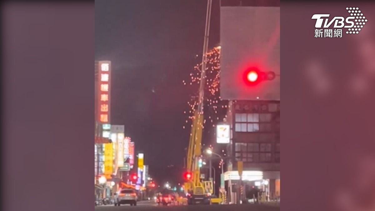 建築物上方進行廣告看板工程,正執行電鋸作業時,噴出大量火花,這畫面就被民眾惡搞講成是台南煙火節(圖/翻攝Threads_ohiuo0624)