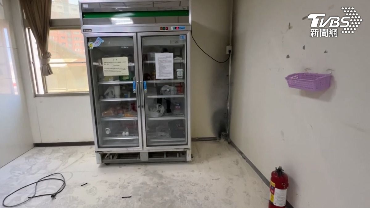 南台科大凌晨宿舍內的公共大冰箱突然起火,還好有認真準備期中考的學生發現,及時拿滅火器滅火(圖/TVBS)