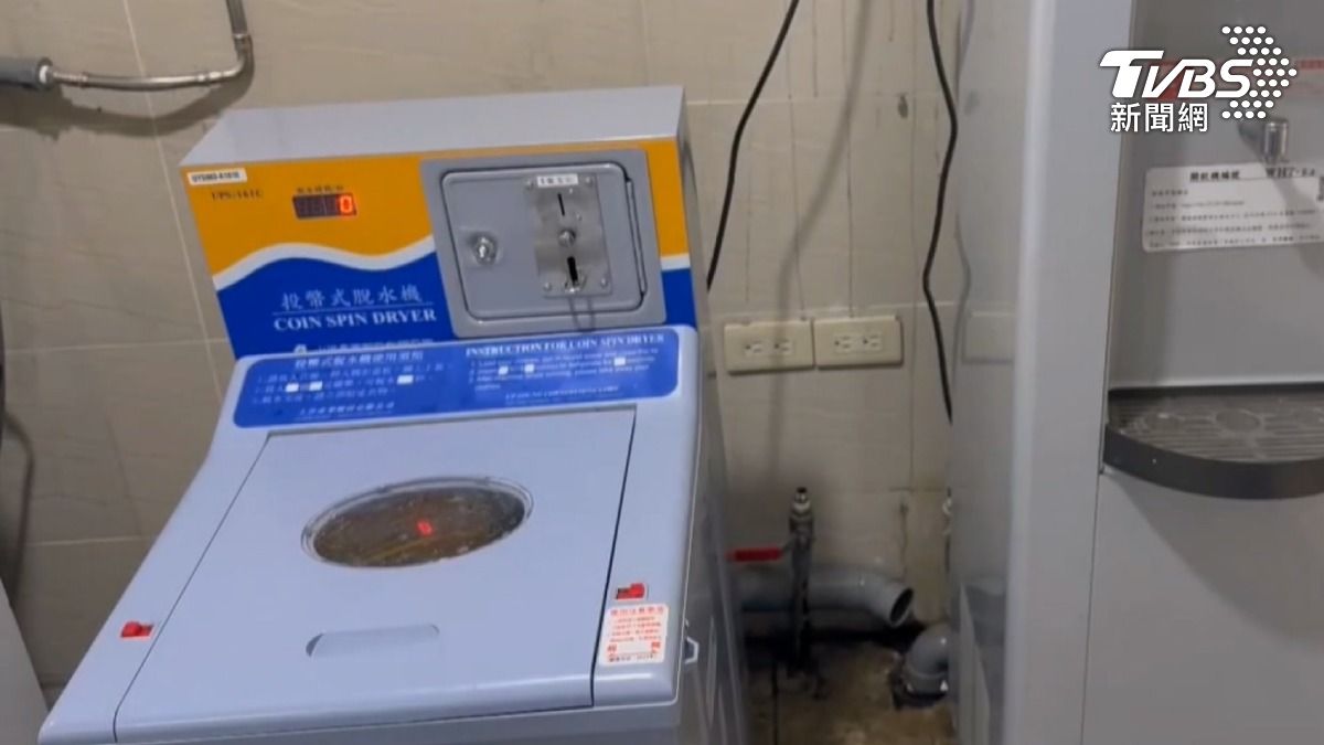 大量的水不斷從底下管線噴出,疑似是脫水機,過程中搖晃的太過大力,導致脫水機位移後,把裝在靠近地面的開水閥給撞開了(圖/TVBS)
