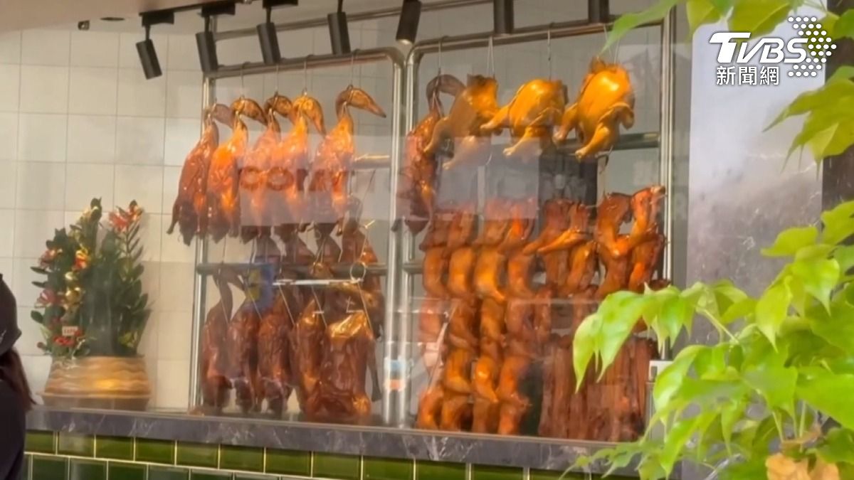 一隻隻金黃油亮的燒鵝、燒鴨掛在展示窗上,店家忙著將肉剁成小塊小塊,如今這家燒臘店卻被指控,切出來的骨頭還比肉多(圖/TVBS)