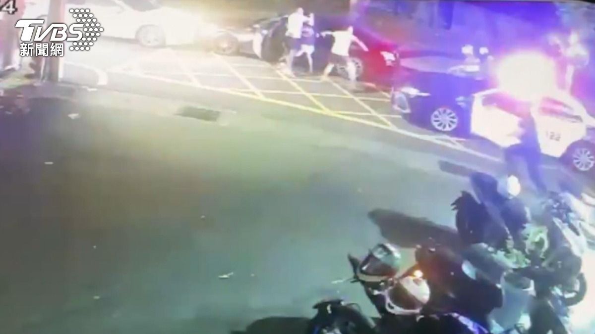 雲林警方與民眾合力攔截!賓士賊「當街燒胎炫技」還肇逃 車上搜出毒品。(圖/TVBS)