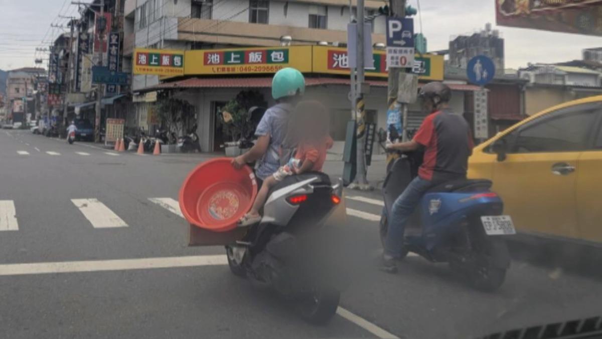 南投驚見「特技女騎士」!單手騎車還載童,業者:送貨免費啦。(圖/民眾提供)