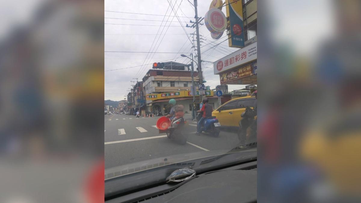 南投女騎士「單手騎車」還載童!警方:違規最高罰600元 。(圖/民眾提供)