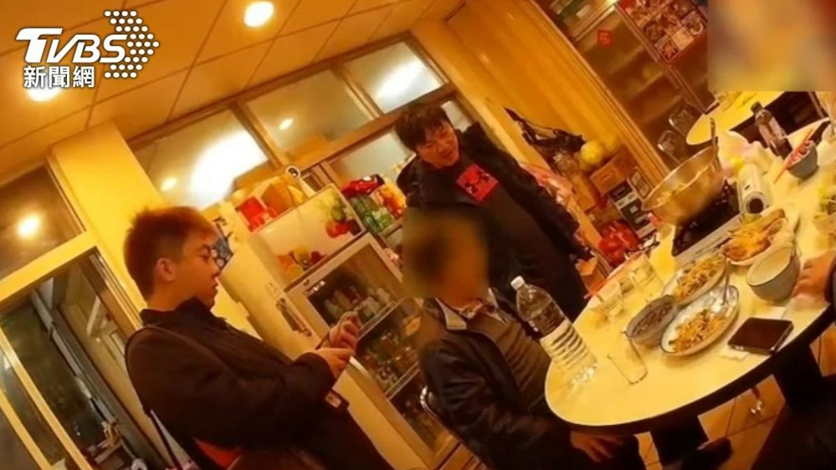 士林角頭陳來發在小吃店被警方緝捕歸案。(圖/TVBS資料畫面)