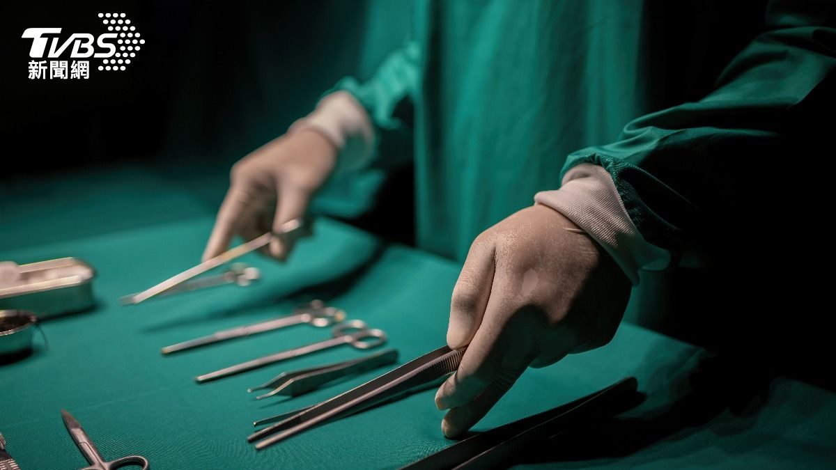 經歷多次手術後,原本的包皮炎,變成左手肘以下、右膝以下,以及左腳跟和腳趾都被截肢,成永久殘障。(示意圖/達志影像shutterstock)