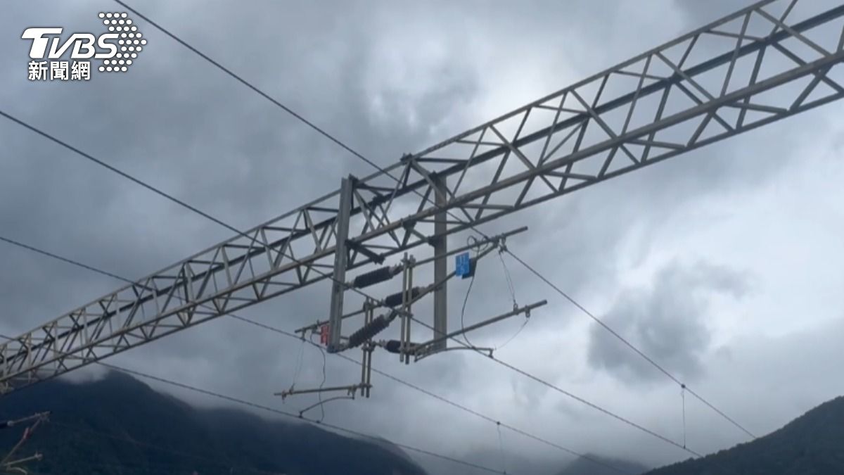 工人施工時接觸高壓電，全身有三度燒燙傷。（圖／TVBS）
