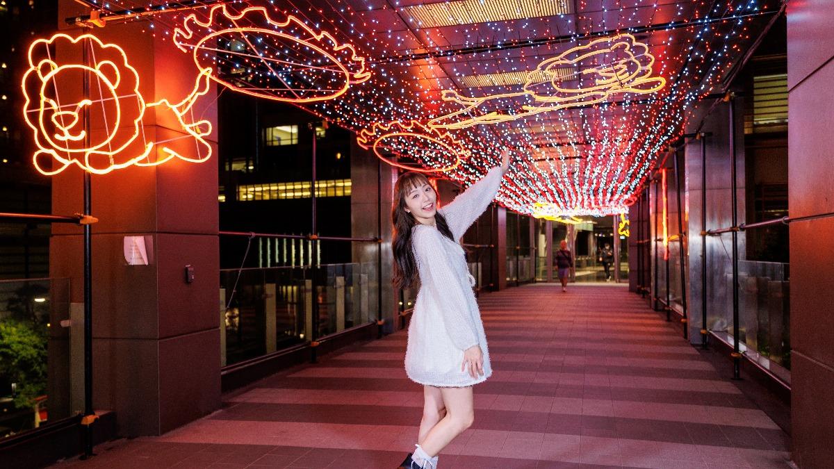 「極限火圈表演」重現馬戲團熱力奔放的獅子穿越火圈瞬間。（圖／新北市政府觀光旅遊局）