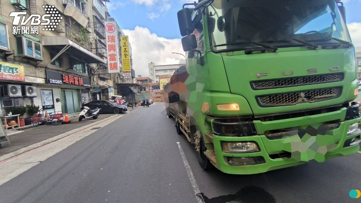曳引車撞倒行人，男子當場死亡。（圖／TVBS）