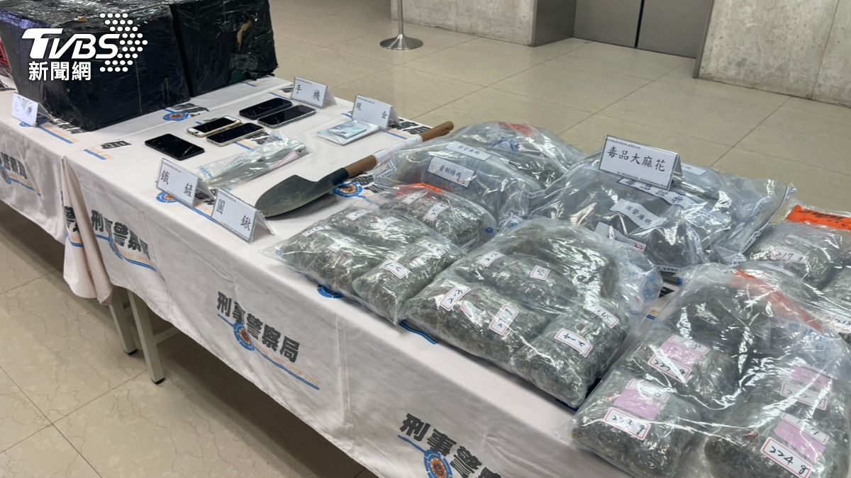 警方查獲毒品等證物。（圖／TVBS）