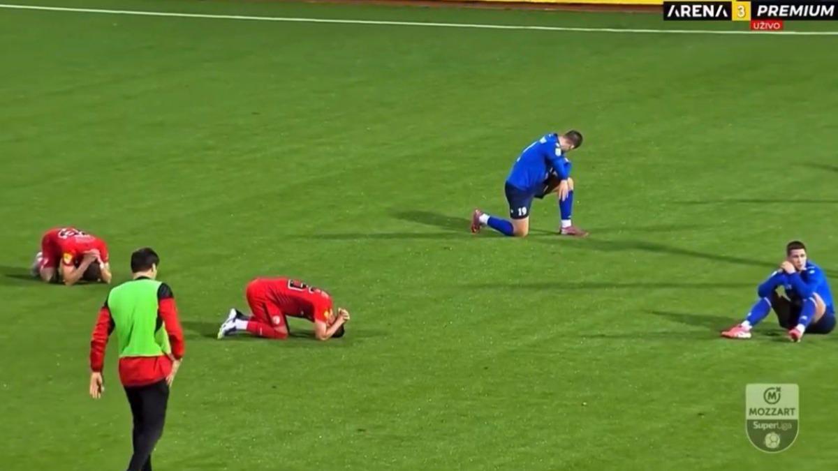 場上球員得知噩耗後倒地痛哭。(圖/翻攝自X@Goal_Gossip1)