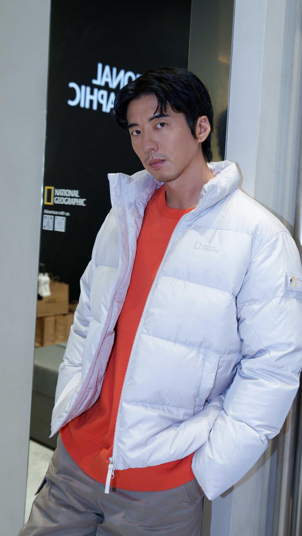 傅孟柏因扁平足服替代役。(圖/國家地理服飾提供)