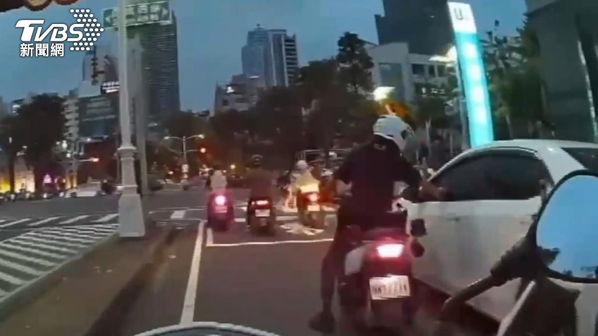 自強夜市突傳警笛聲！駕駛拒檢逃逸，竟是毒咖啡運毒車。（圖／TVBS）