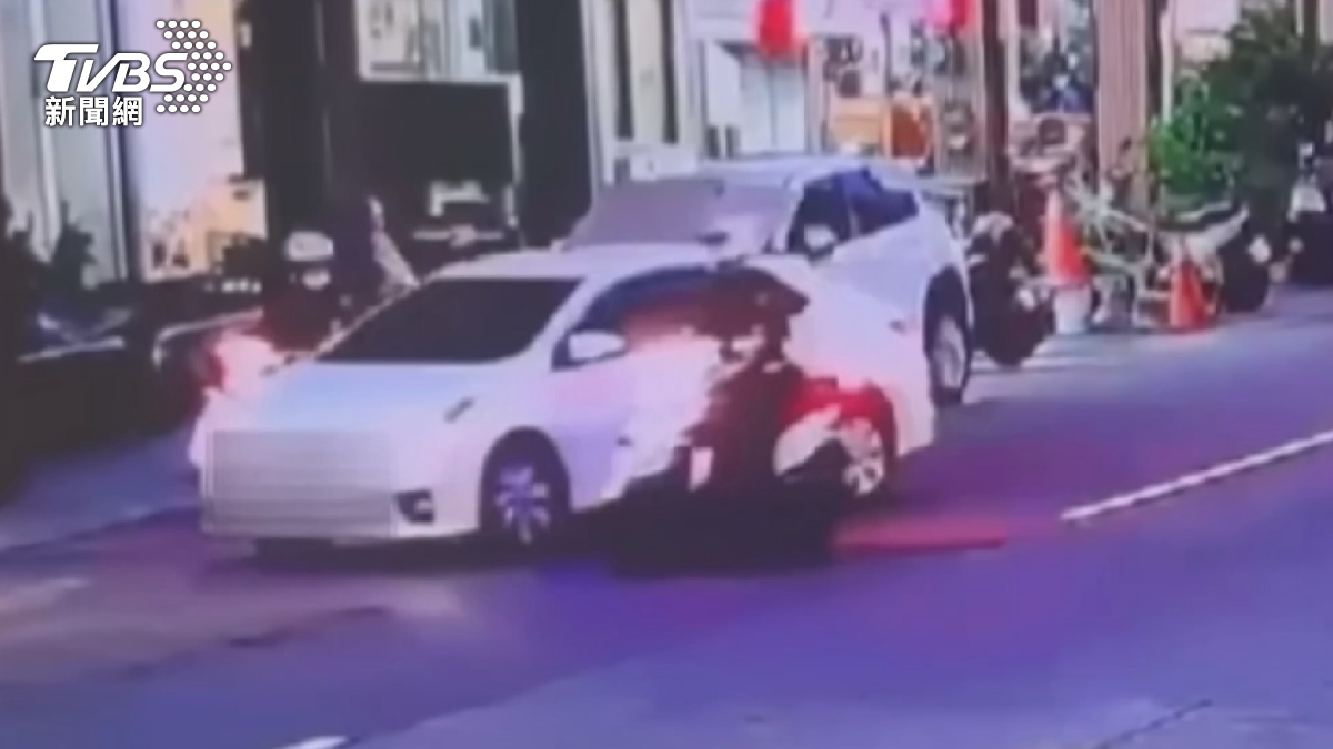 白色轎車拒檢逃逸，一路闖進熱鬧的自強夜市，警方利用機車左右包夾，最後將駕駛拖下車。（圖／TVBS）