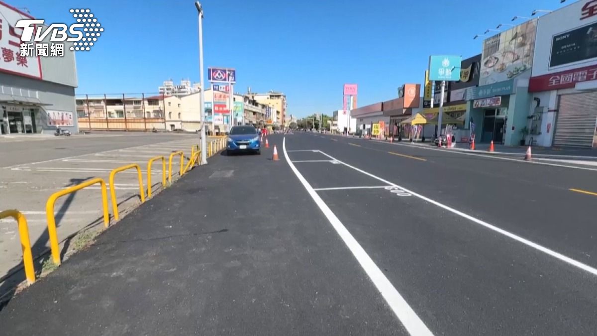 停車格竟畫在馬路中央?民眾嚇傻不敢停,背後原因曝光。(圖/TVBS)