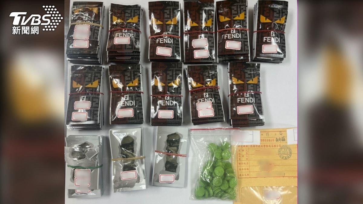 警方在嫌犯車上查獲大量毒品，疑似準備販售。（圖／TVBS）