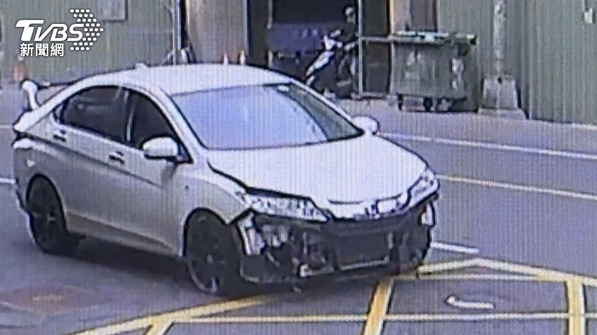 車頭嚴重撞爛,白色轎車還繼續開,沿路問「修車廠在哪」。(圖/TVBS)