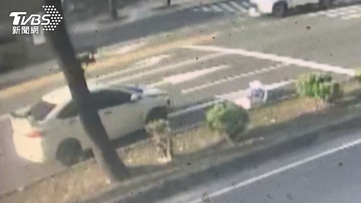 汽車自撞分隔島後,愣在原地3分鐘,駕駛直接駛離現場。(圖/TVBS)