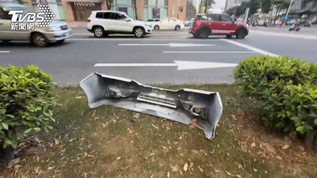 撞毀的保險桿,掉落在車道,被警方移置到中央分隔島上。(圖/TVBS)