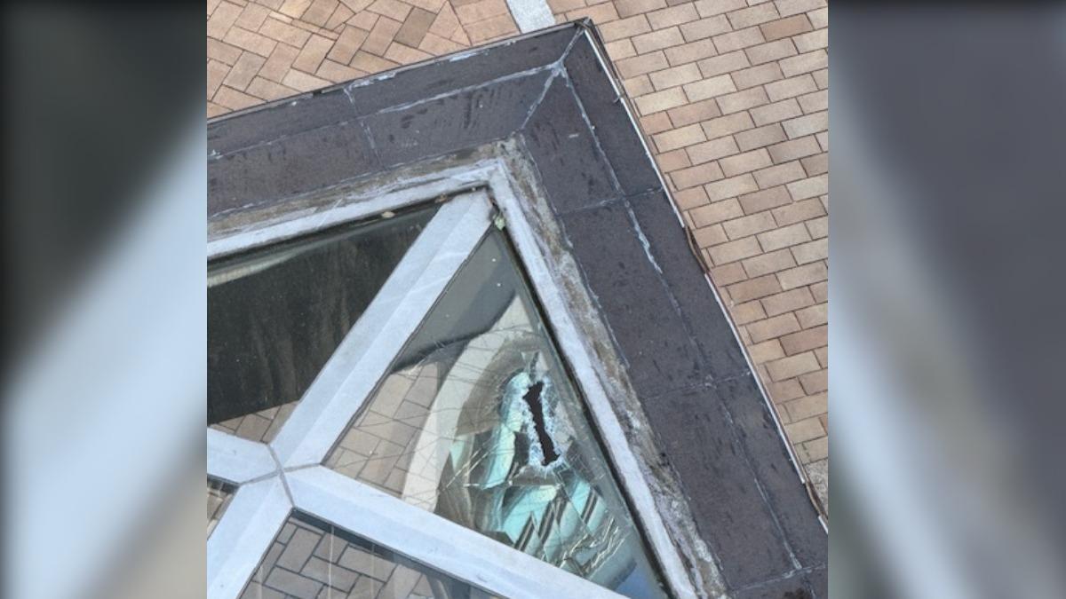 社區住戶指控，對面建設公司掉落鐵件物，砸破公設玻璃。（圖／社區提供）