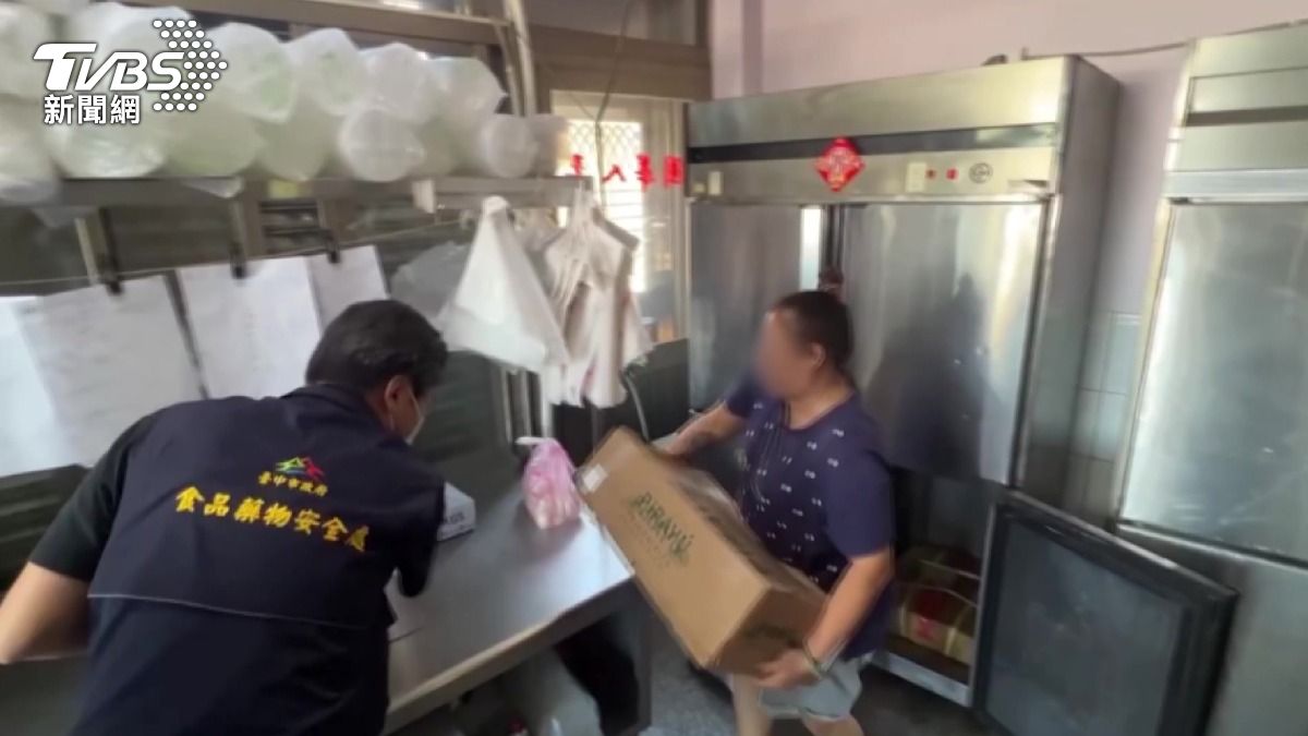 台中市政府啟動市場豬肉攤位全面清消工作,預計兩天內完成50個市場的消毒。(圖/TVBS)