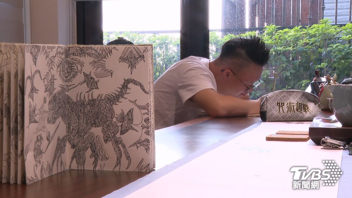 多重障礙唐寶寶周則翰喜歡邊聽音樂邊畫禪繞畫(圖／TVBS)