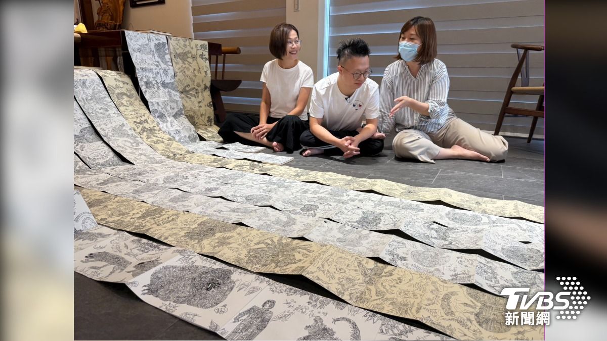 疫情期間唐寶寶周則翰在媽媽陪伴下畫了16本禪繞畫(圖／TVBS)